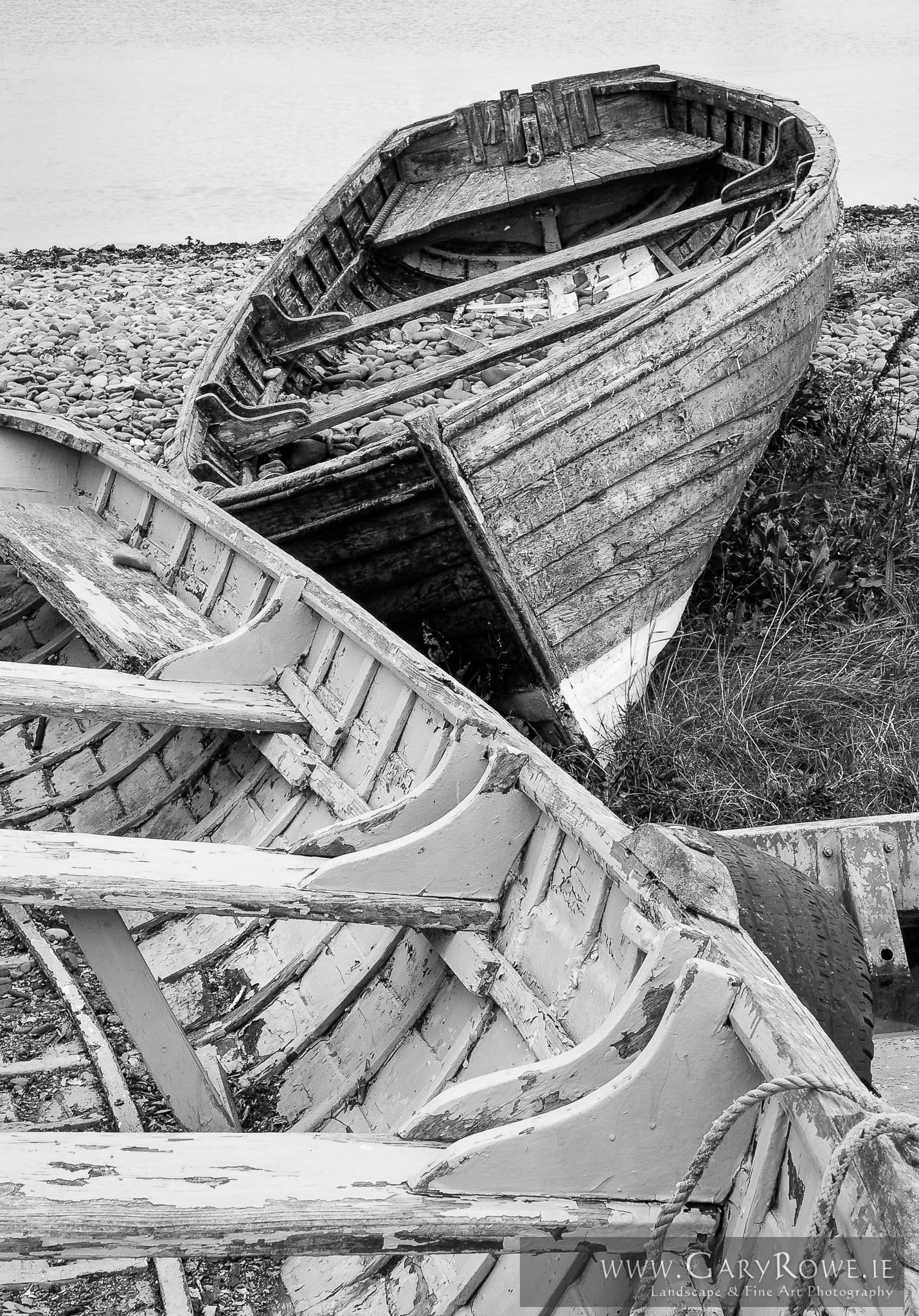 Boats_on_beach,_Greystones_Harbour.jpg